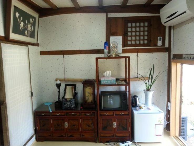Готель Goseong Choi Pilgan'S Old House Номер фото